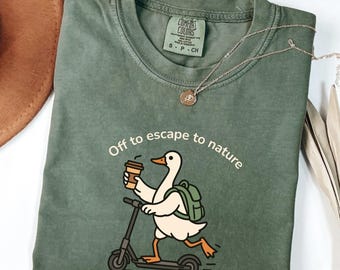 T-shirt couleurs confort Off to Escape to Nature, chemise graphique drôle d'oie, cadeau pour amoureux de plein air, haut pour amoureux de la nature