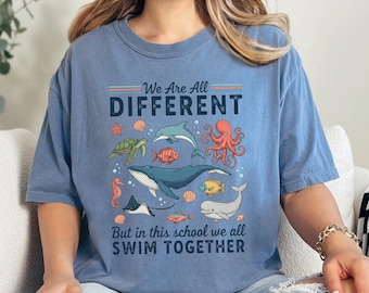 Camiseta "Todos somos diferentes, pero nadamos juntos", linda camiseta para profesor, camiseta para el aula con vida marina oceánica, regalo para escuela inclusiva