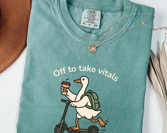 Camiseta "Off to Take Vitals" de Comfort Colors, camiseta divertida para enfermeras, CNA, asistente médico, regalo, camiseta con estampado de ganso para trabajadores de la salud.