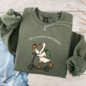 Off to Commit Mom Foolery Sweatshirt, Goose Scooter Crewneck, Rolig Mamma-tröja, Lekfull Moderskapströja Gåva