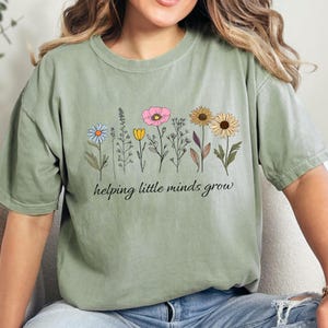 Comfort Colors® Lehrer Shirt, helfende kleinen Köpfe wachsen Shirt, Lehrer Shirt, süßes Shirt für Lehrer, Lehrer Geschenke, Lehrer Blumen Shirt