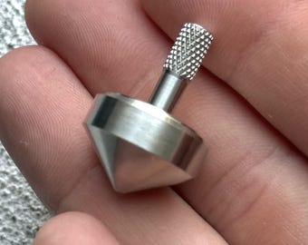フィジェットスピナー トップコーンデザイン メタルデスクトイ 彼または彼女用 エレガントなポケットジャイロ 自宅やオフィスへのギフトに最適 つや消しメタル