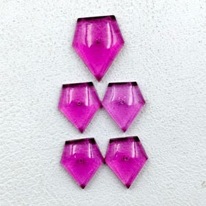 Pierres précieuses roses taillées dans un bouclier, 5 cabochons pentagonaux fuchsia, chevrons magenta pour perles, fournitures d'emballage métallique, cristaux en vrac