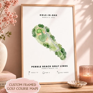 Könnte beinhalten: Ein gerahmter Druck mit einer Aquarellillustration eines Golfplatzlochs. Der Text lautet HOLE-IN-ONE, MARCH 8, 2026, PEBBLE BEACH GOLF LINKS, PEBBLE BEACH, CA, HOLE 12, PAR 3 und 202 YARDS. Die Karte zeigt grüne Fairways und Sandbunker.