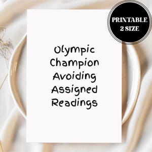 Op de afbeelding: Witte print met de zwarte tekst "Olympic Champion Avoiding Assigned Readings". Een zwarte cirkel rechtsboven toont "Printable 2 Size". De print staat op een wit oppervlak.