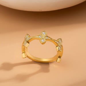 Anillo de trébol pavé de oro de 14 quilates, anillo de eternidad de trébol, banda de eslabones de oro con diseño de trébol, anillo de cadena de trébol de oro macizo, anillo apilable para mujer