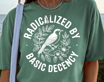 Koszulka w stylu vintage „Radicalized By Basic Decency”, koszulka z napisem „Protest polityczny”, prezent dla feministycznej aktywistki, koszula liberalna dla kobiet, estetyczna sprawiedliwość społeczna