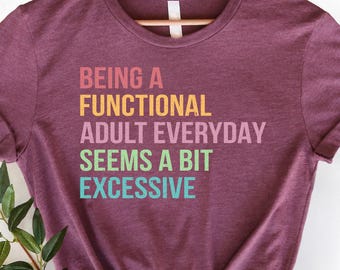 Ein funktionaler Erwachsener zu sein scheint jeden Tag ein bisschen übertrieben zu sein Shirt Geschenk, Erwachsenen Humor Shirt, Erwachsenen T-Shirt, Tag trinken T-Shirt, lustiges Frauen T-Shirt