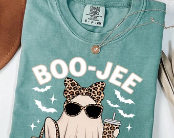Maglietta Boo-Jee Ghost di Comfort Colors®, maglietta leopardata con fantasma, maglietta Ghost Coffee, maglietta autunnale divertente, maglietta fantasma, regalo di Halloween femminile, maglietta Boojee