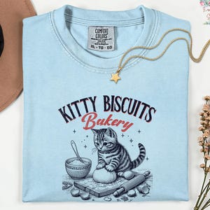 Comfort Colors® Funny Kitty Biscuits Bakery Shirt, We Knead Em You Knead Em Shirt, T-shirt katteneigenaar, shirt Cute Cat Baking, shirt humoristisch bakkerij