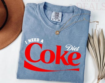 Camiseta Comfort Colors® "Necesito una Coca-Cola Light", regalo para los amantes de la Coca-Cola Light, regalo de refresco, regalo divertido para los amantes de los refrescos.