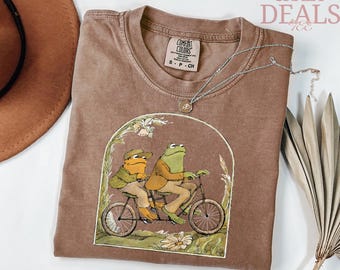 Comfort Colors® カエルとヒキガエルのシャツ、自転車に乗ったカエルとヒキガエルのシャツ、自然シャツ、カエルシャツ、自転車愛好家シャツ、ヒキガエルシャツ、かわいいカエルギフト