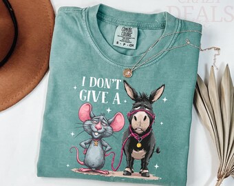 Camiseta Comfort Colors® "Me importa un bledo", divertida y sarcástica, con la frase "Rata y burro", humorística y moderna, con un meme divertido.