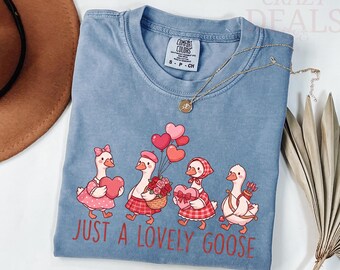 Comfort Colors® Just a Lovely Goose バレンタインシャツ、おもしろいバレンタインガチョウTシャツ、かわいいおもしろガチョウラブグラフィックTシャツ