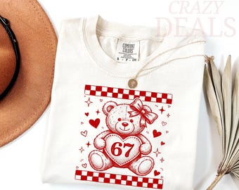Koszulka z misiem z włóczki Comfort Colors® na Walentynki, uroczy, unisexowy T-shirt z napisem „Love”, uroczy prezent dla pary, przytulny strój walentynkowy dla niej