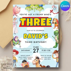 Op de afbeelding: Een rechthoekige verjaardagsuitnodigingskaart met Toy Story-personages op een lichtblauwe achtergrond met witte wolken. De tekst luidt: YOU'VE GOT A FRIEND WHO'S THREE, DAVID'S THIRD BIRTHDAY, JUNE 27, 11:30-1:30, DAVID'S HOUSE, RSVP TO TAYLOR.