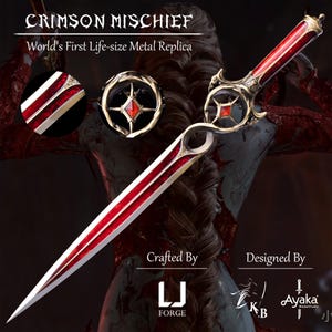 Puede incluir: Una réplica metálica a tamaño real de una daga, con empuñadura y hoja carmesí y dorada. La hoja tiene una franja roja central. La guarda tiene un diseño decorativo con una gema roja. El texto "CRIMSON MISCHIEF" y "World's First Life-size Metal Replica" son visibles.