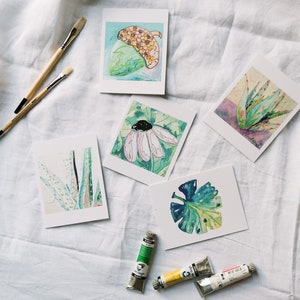 Conjuntos de tarjetas de notas temáticas con sobres, hojas botánicas verdes y naturaleza de bellota