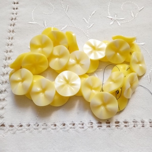 Iridescent yellow buttons - 30 buttons - round 22mm - vintage 1990