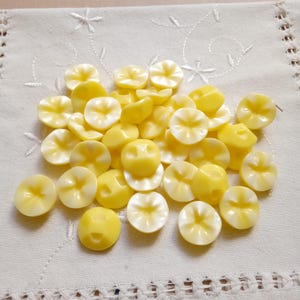 Iridescent yellow buttons - 36 buttons - round 18mm - vintage 1990