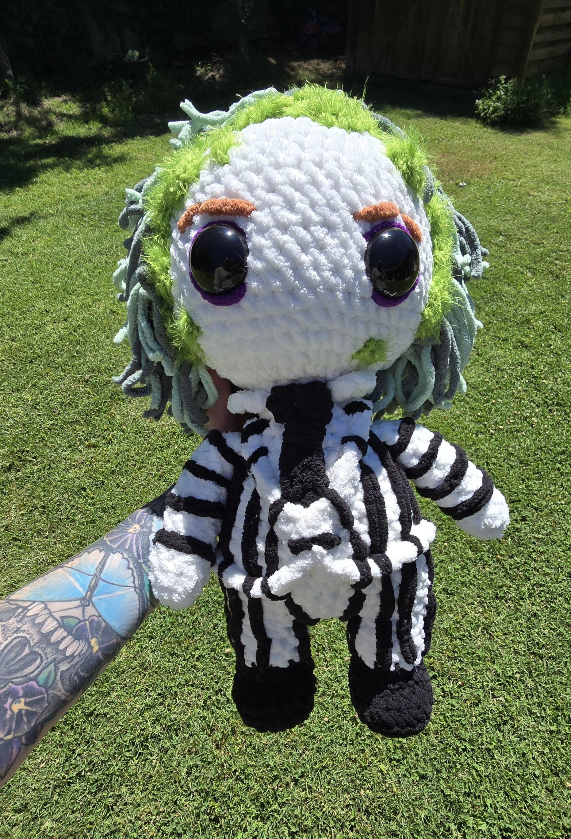 Peluche de ganchillo de Beetle Guy / Amigurumi espeluznante / Muñeco de terror