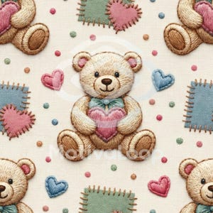 Könnte beinhalten: Ein sich wiederholendes Muster mit gestickten Teddybären, die rosa Herzen halten, umgeben von blauen und rosa Herzen und Flicken. Die Bären haben braunes Fell und tragen eine blaue Fliege. Der Hintergrund ist cremefarben.
