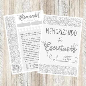 Puede incluir: Dos páginas blancas con texto y diseños florales. Una página dice "Semana 1" y tiene secciones para rellenar. La otra página dice "Memorizando las Escrituras" y "1 Pedro". Las páginas están sobre una superficie de madera.