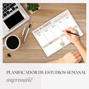 Puede incluir: Un planificador de estudios semanal con el texto "PLAN DE ESTUDIOS" e "imprimible" está sobre un escritorio de madera. Una mano escribe en el planificador con un bolígrafo. Una computadora portátil, una taza de café, un bolígrafo y una pequeña planta también están en el escritorio.