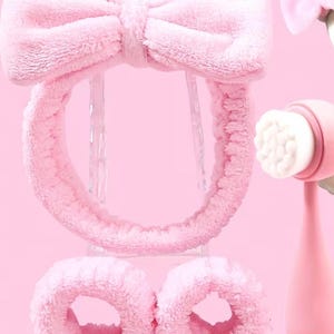 Set de limpieza facial para spa: cepillo, diadema de felpa con lazo y muñequeras. Oferta especial de primavera.