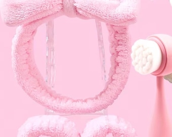 Set de limpieza facial para spa: cepillo, diadema de felpa con lazo y muñequeras. Oferta especial de primavera.