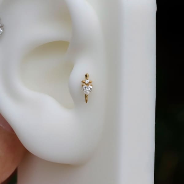 Clou d'oreille plat Tragus cœur en forme de dague : mini boucle d'oreille cartilage hélicoïdale lobe de la conque sans fil, plaqué argent sterling or 18 carats, sans nickel