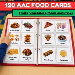 Puede incluir: Una carpeta roja que contiene 120 tarjetas de alimentos AAC con imágenes y etiquetas para artículos como pollo frito, bistec, pizza, batidos, rodajas de fruta, palitos de pescado, helado, mezcla de frutos secos, galletas con queso y puré de manzana.