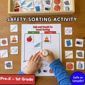 Puede incluir: Una actividad de clasificación de seguridad para preescolares y de 1er grado. La imagen muestra a un niño clasificando tarjetas ilustradas en categorías seguras e inseguras. Las tarjetas incluyen imágenes de un cuchillo y un fuego.