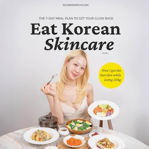 Puede incluir: Una mujer rubia sonríe, sosteniendo un tenedor, rodeada de platos de comida. El texto dice "Eat Korean Skincare" y "How I got the best skin while losing 20kg." La imagen promociona un plan de comidas de 7 días.