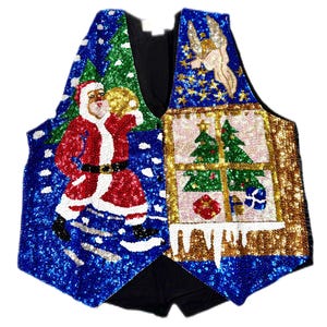 Puede incluir: Un chaleco festivo con lentejuelas con diseños navideños. El chaleco presenta a Papá Noel, árboles de Navidad y un ángel, todo sobre un fondo azul. El chaleco está adornado con lentejuelas de varios colores.