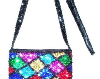Puede incluir: Un bolso bandolera rectangular con una correa negra y un diseño de lentejuelas de colores. El bolso presenta un patrón de cuadrados multicolores en rojo, verde, azul, morado y dorado. La correa también está cubierta de lentejuelas negras.