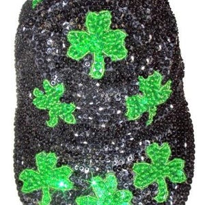 グリーンのシャムロックの装飾が施されたスパンコール付きブラックユニセックスキャップ：調節可能な大人用セントパトリックスデーハット