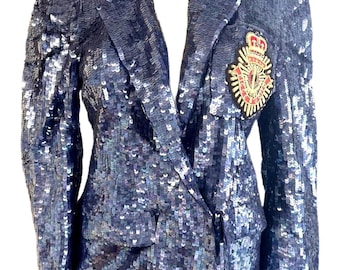 Blazer met lovertjes en marineblauw embleem, vintage geïnspireerde feestoutfit, statement clubwear, festivalmode, avondje uit blazer