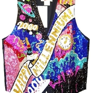 Könnte beinhalten: Eine schwarze Paillettenweste mit einem farbenfrohen Design, das das Jahr 2000 feiert. Die Weste zeigt einen Planeten, eine Champagnerflasche, eine Uhr und die Worte "Happy Millennium 2000" in Gold und Weiß. Die Weste ist mit Pailletten in verschiedenen Farben verziert.