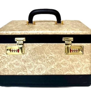 Estuche joyero: Grande, color marfil rosado, imitación piel con cierre metálico