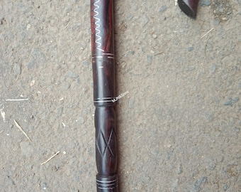 Bastone da passeggio in legno di ebano intagliato a mano, lungo 91 cm (36 pollici), con intarsi e decorazioni in argento metallico.