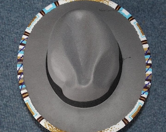 Cappello Fedora grigio con rifiniture tribali con perline africane