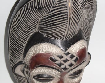 Afrikaans tribal wandmasker, handgesneden hout, zwart en bruin met decoratieve lijn