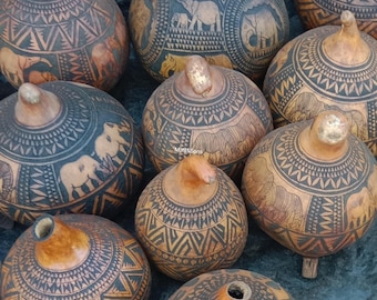 Gegraveerde kalebassen met natuurlijk rustiek Afrikaans decor