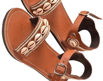 Handgemaakte leren sandalen met kaurischelp - Afrikaanse flats met Maasai-kralen