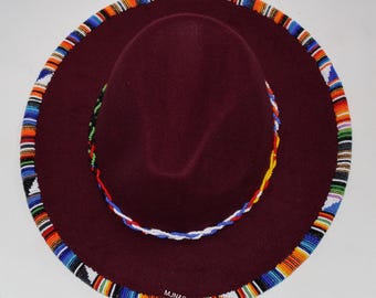 Cappello Fedora Masai con perline rosso vino, accessorio di moda estivo colorato