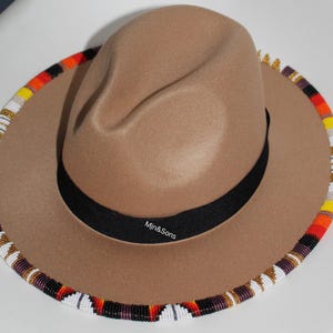 Beige Afrikanischer handgemachter Perlen-Fedora-Hut, braun mit Tribal-Muster Trim