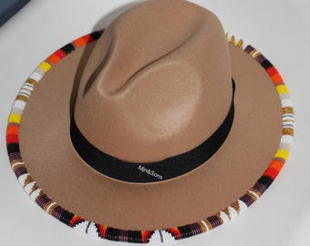Cappello Fedora africano beige fatto a mano con perline, marrone con finiture a motivo tribale