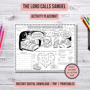 Pode incluir: Um jogo americano de atividades em preto e branco com o texto "THE LORD CALLS SAMUEL" e "ACTIVITY PLACEMAT". O jogo americano inclui ilustrações, uma busca de palavras e um labirinto. Lápis de cor em um copo de malha preta à direita.