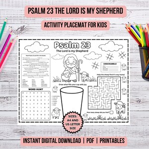 Könnte beinhalten: Eine weiße Aktivitäts-Tischunterlage für Kinder mit dem Text "Psalm 23 The Lord is My Shepherd". Die Tischunterlage enthält eine Wortsuche, ein Labyrinth und Ausfüllaktivitäten. Farbstifte befinden sich in einem schwarzen Stifthalter aus Metall.